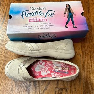 Skechers ~New in box~”Flexible Fit Lite Step” Memory Foam shoes Ladies size 11.